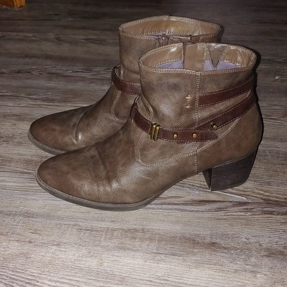 White Mountain brown strap ankle booties boots Sz 9.5W